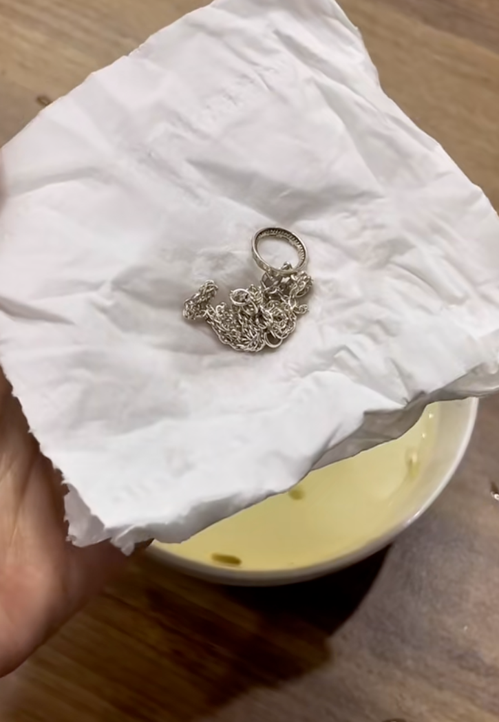 Mẹo đánh bóng trang sức xỉn màu chỉ 1 bước: Cô gái thử xong phải quay clip khoe vì quá bất ngờ- Ảnh 16.