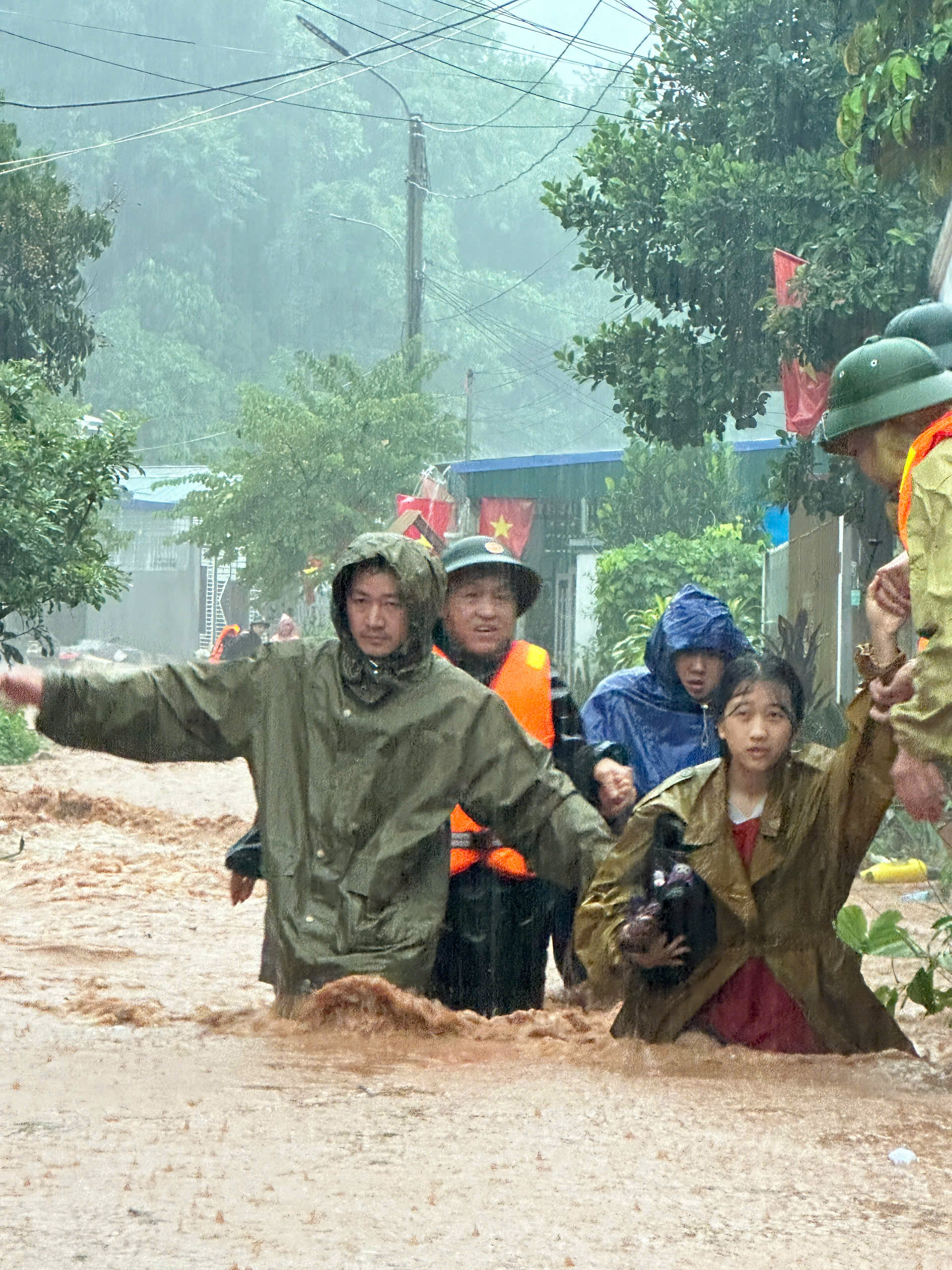Mưa lũ nghiêm trọng khiến 14 người chết và mất tích: Đau lòng tiếng gào thét trong bất lực của người dân Điện Biên- Ảnh 3. Mưa lũ nghiêm trọng khiến 14 người chết và mất tích: Đau lòng tiếng gào thét trong bất lực của người dân Điện Biên- Ảnh 3.