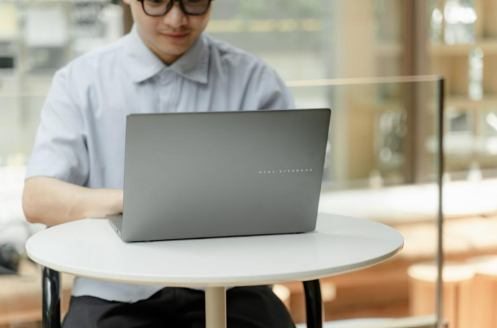 “Giải cứu” tân sinh viên 2K7 khỏi cơn đau đầu chọn laptop vừa mỏng nhẹ vừa đủ hiệu năng- Ảnh 1. “Giải cứu” tân sinh viên 2K7 khỏi cơn đau đầu chọn laptop vừa mỏng nhẹ vừa đủ hiệu năng- Ảnh 1.