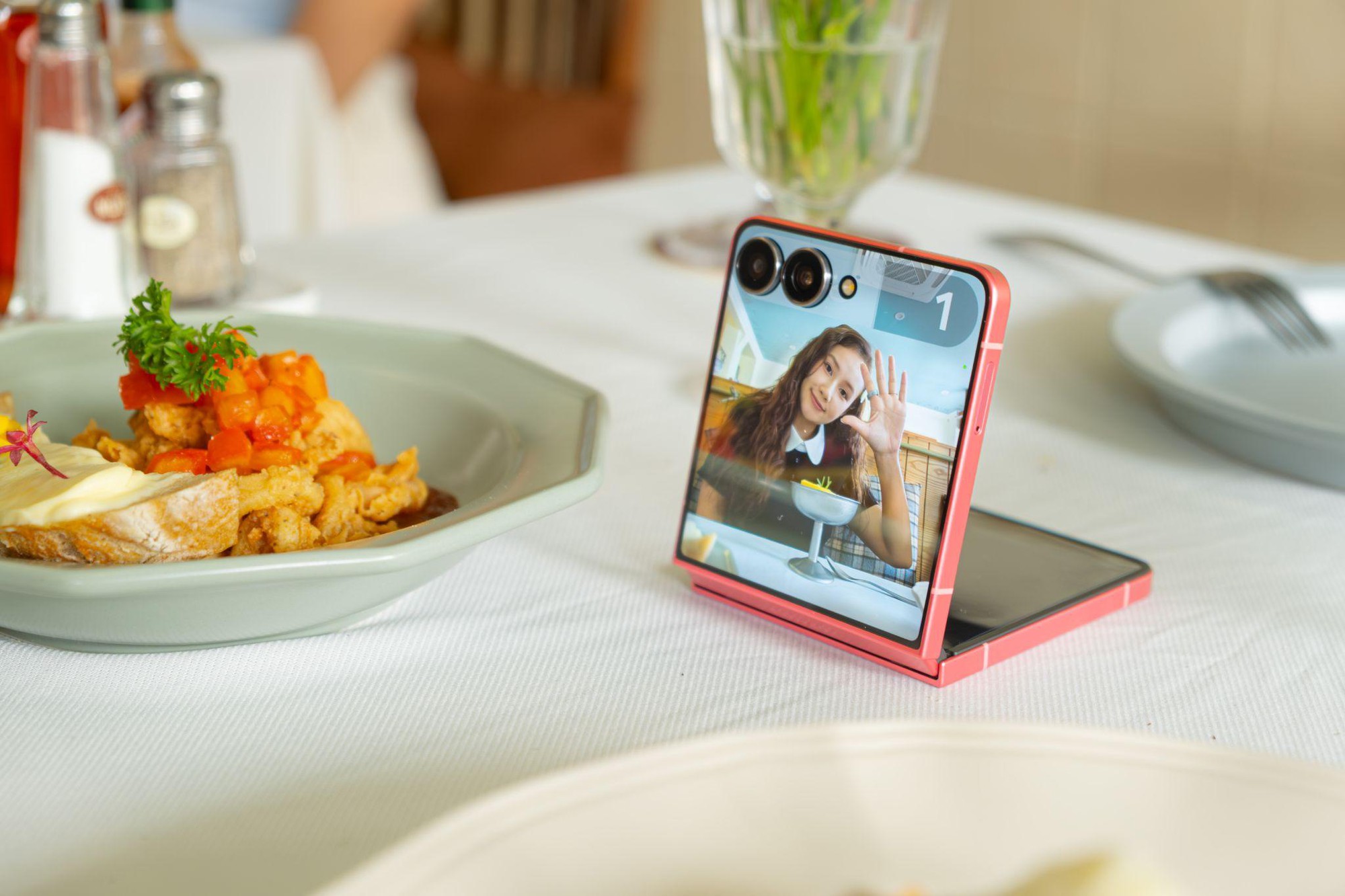 Galaxy Z Flip7 đỉnh đến độ: Người dùng Z Flip6 nhìn là muốn lên đời, ai xài máy phẳng cũng thấy “rung động”- Ảnh 4.