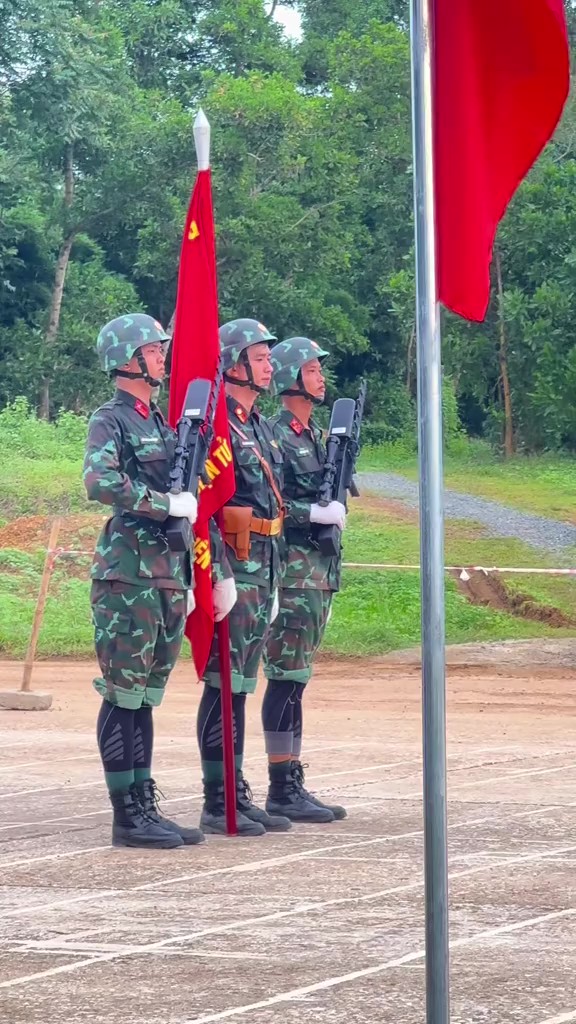 Thượng uý Lê Hoàng Hiệp bất ngờ xuất hiện bên cạnh dàn sao, khiến top 1 trai đẹp Huỳnh Anh - Bình An "tàng hình"?- Ảnh 3. Thượng uý Lê Hoàng Hiệp bất ngờ xuất hiện bên cạnh dàn sao, khiến top 1 trai đẹp Huỳnh Anh - Bình An "tàng hình"?- Ảnh 3.