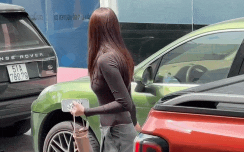 Vợ Anh Đức suýt bị xe đụng, biểu cảm liếc xéo sau đó thổi bùng tranh cãi!- Ảnh 2.