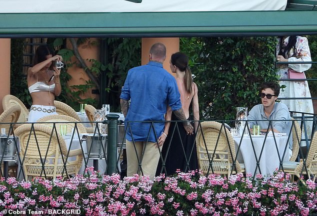 David Beckham bị paparazzi "tóm gọn" khoảnh khắc "bàn tay hư" với Victoria trước mặt các con- Ảnh 1.