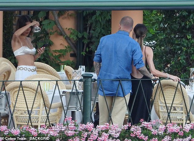 David Beckham bị paparazzi "tóm gọn" khoảnh khắc "bàn tay hư" với Victoria trước mặt các con- Ảnh 12.
