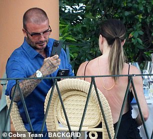 David Beckham bị paparazzi "tóm gọn" khoảnh khắc "bàn tay hư" với Victoria trước mặt các con- Ảnh 11.