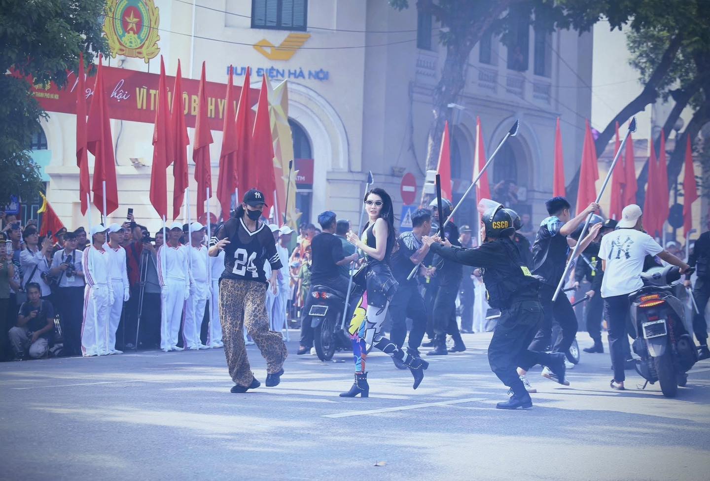 "Girl phố" náo loạn Hồ Gươm lên tiếng sau khi gây sốt MXH: "Vui thôi chứ cô dặn các cháu này"- Ảnh 5.