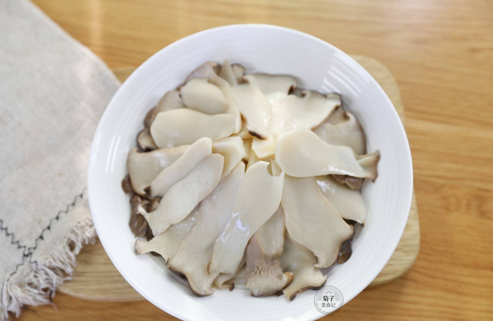 Món chay ngon như thịt: Nấm đùi gà trộn sốt mè thơm béo, 3 phút là hết sạch đĩa- Ảnh 6. Món chay ngon như thịt: Nấm đùi gà trộn sốt mè thơm béo, 3 phút là hết sạch đĩa- Ảnh 6.