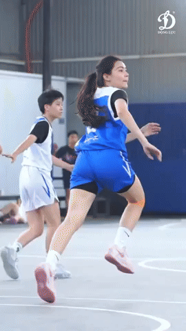 Hạt Dẻ nhà MC Quyền Linh visual xinh hết nấc ở chung kết bóng rổ, biểu cảm thiếu nữ tuổi 17 thẹn thùng gây sốt!- Ảnh 1.