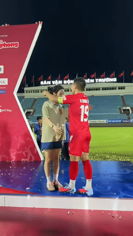 Quang Hải tặng huy chương, ôm thắm thiết Chu Thanh Huyền giữa chỗ đông người, mặc ồn ào vẫn yêu vợ như ngày đầu tiên- Ảnh 2.