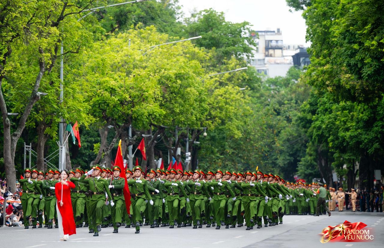"Girl phố" náo loạn Hồ Gươm lên tiếng sau khi gây sốt MXH: "Vui thôi chứ cô dặn các cháu này"- Ảnh 1.