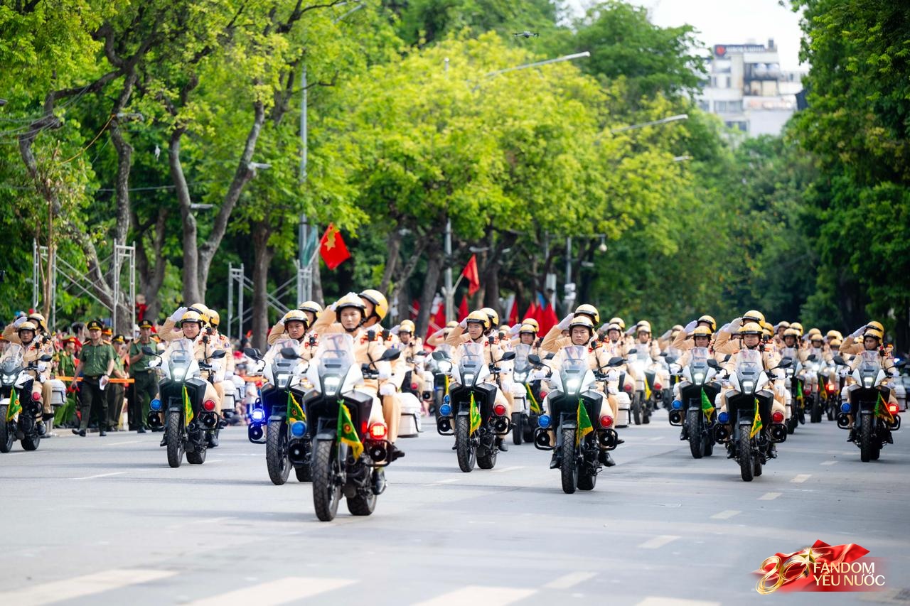 "Girl phố" náo loạn Hồ Gươm lên tiếng sau khi gây sốt MXH: "Vui thôi chứ cô dặn các cháu này"- Ảnh 2.