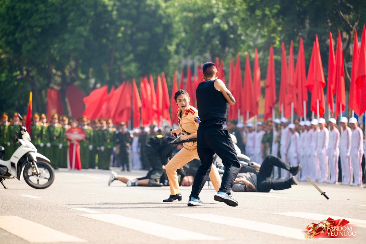 "Girl phố" náo loạn Hồ Gươm lên tiếng sau khi gây sốt MXH: "Vui thôi chứ cô dặn các cháu này"- Ảnh 4.