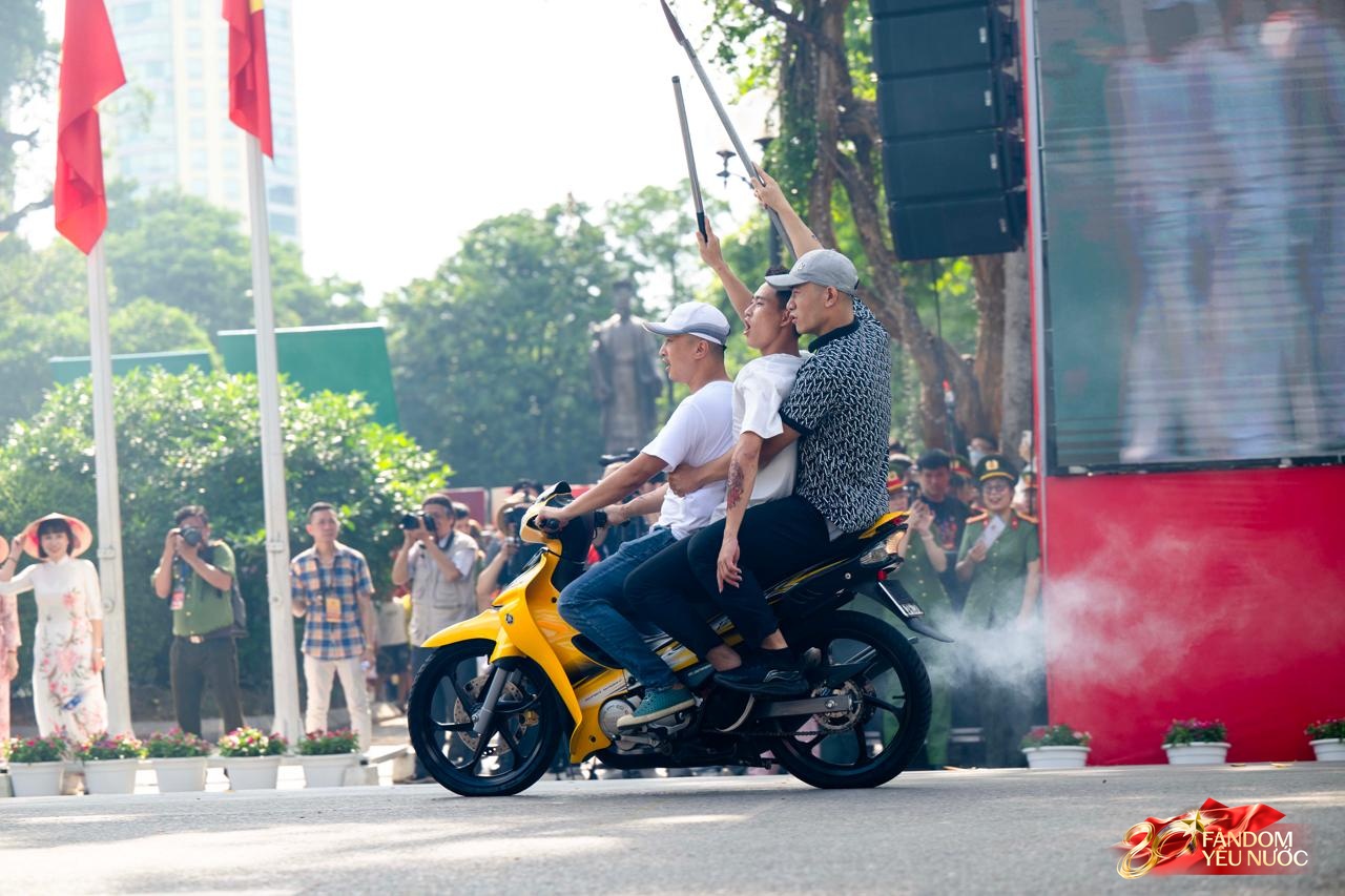 "Girl phố" náo loạn Hồ Gươm lên tiếng sau khi gây sốt MXH: "Vui thôi chứ cô dặn các cháu này"- Ảnh 3.