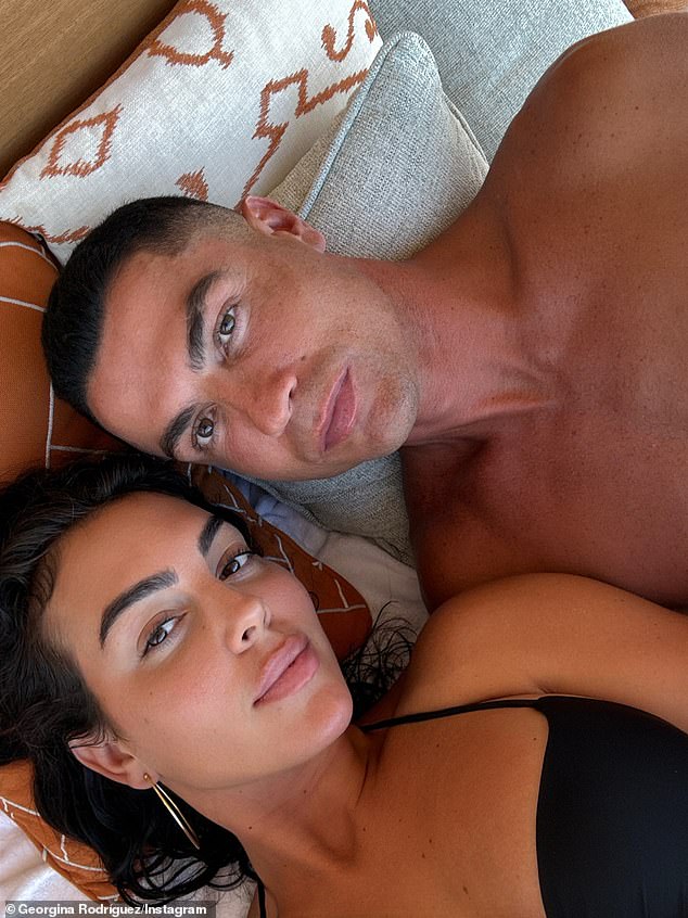 Hot: Ronaldo chính thức cầu hôn Georgina!- Ảnh 2. Hot: Ronaldo chính thức cầu hôn Georgina!- Ảnh 2.
