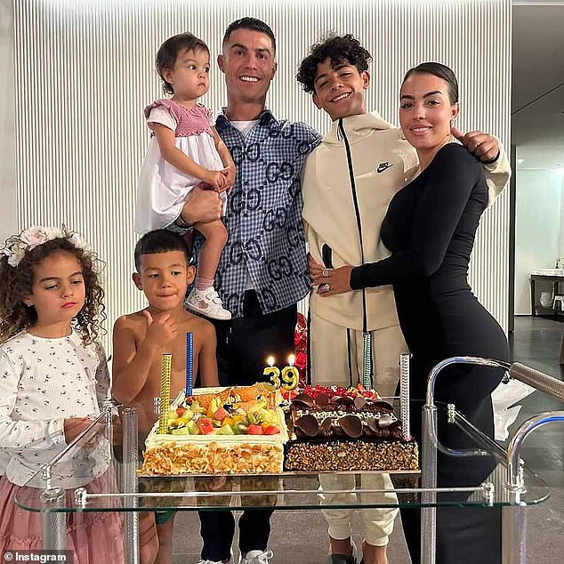 Hot: Ronaldo chính thức cầu hôn Georgina!- Ảnh 10. Hot: Ronaldo chính thức cầu hôn Georgina!- Ảnh 10.
