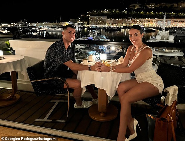Hot: Ronaldo chính thức cầu hôn Georgina!- Ảnh 11. Hot: Ronaldo chính thức cầu hôn Georgina!- Ảnh 11.