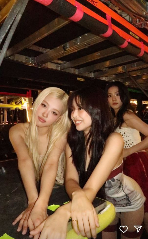 Rosé (BLACKPINK) "ăn miếng trả miếng" với Jennie- Ảnh 2. Rosé (BLACKPINK) "ăn miếng trả miếng" với Jennie- Ảnh 2.