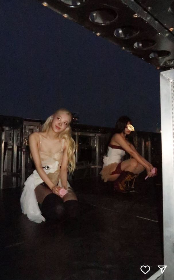 Rosé (BLACKPINK) "ăn miếng trả miếng" với Jennie- Ảnh 1. Rosé (BLACKPINK) "ăn miếng trả miếng" với Jennie- Ảnh 1.