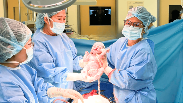 Nứt tử cung giữa thai kỳ, bác sĩ dùng lưới sinh học 3D giữ sống cả mẹ lẫn con- Ảnh 3.