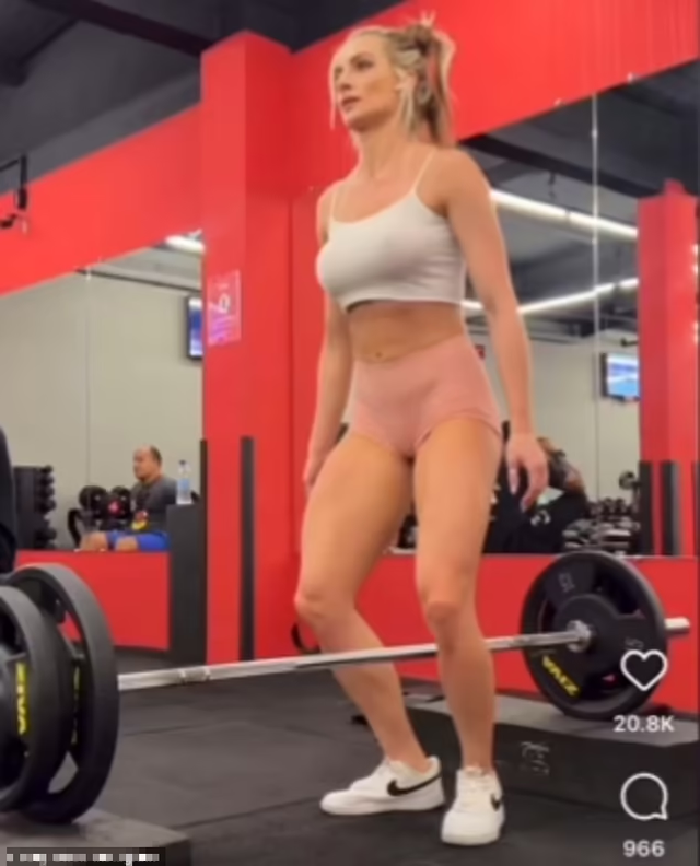Mặc đồ hớ hênh, làm những động tác phản cảm ở phòng gym, hot girl nổi tiếng nhận cơn bão chỉ trích- Ảnh 3.