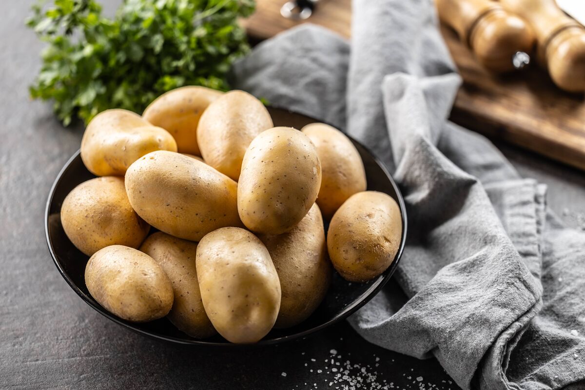 Bí quyết để khoai tây tươi ngon 6 tháng nhờ một “người bạn” bất ngờ trong nhà bếp- Ảnh 1.