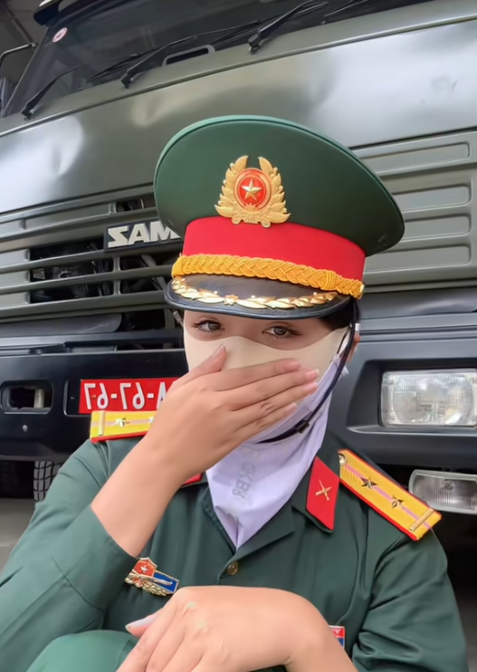 4 triệu lượt xem 2 bức ảnh của "cô bộ đội chân dài" nổi tiếng MXH quốc tế: Nhan sắc ngày càng thăng hạng- Ảnh 4.