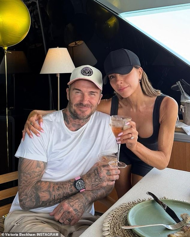 Cậu cả nhà Beckham quay lưng với hội bạn thân, vòng quan hệ mới toàn nhà vợ, phía David-Victoria không giận mà lo- Ảnh 6. Cậu cả nhà Beckham quay lưng với hội bạn thân, vòng quan hệ mới toàn nhà vợ, phía David-Victoria không giận mà lo- Ảnh 6.