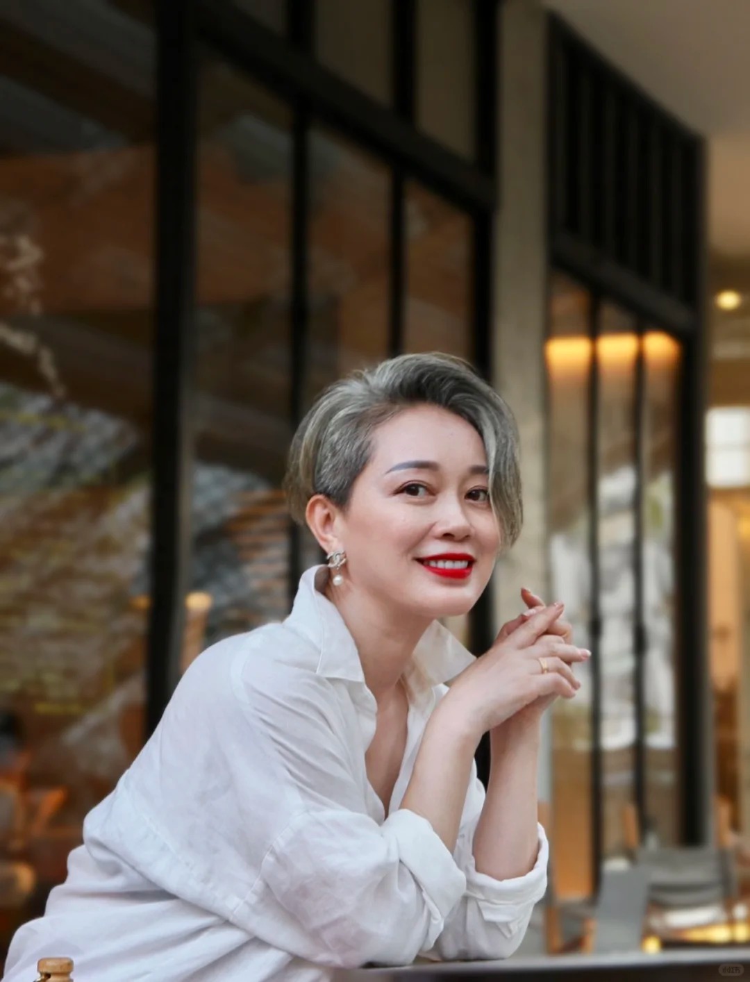 Ở tuổi 54, tôi từng lo tóc bạc khiến mình già đi nhưng hóa ra lại giúp tôi thể hiện khí chất- Ảnh 6.
