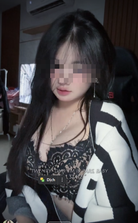 "Bạo tay" kéo áo khoe nội y hờ hững, một gái xinh TikTok nhận phản ứng trái chiều- Ảnh 1. "Bạo tay" kéo áo khoe nội y hờ hững, một gái xinh TikTok nhận phản ứng trái chiều- Ảnh 1.