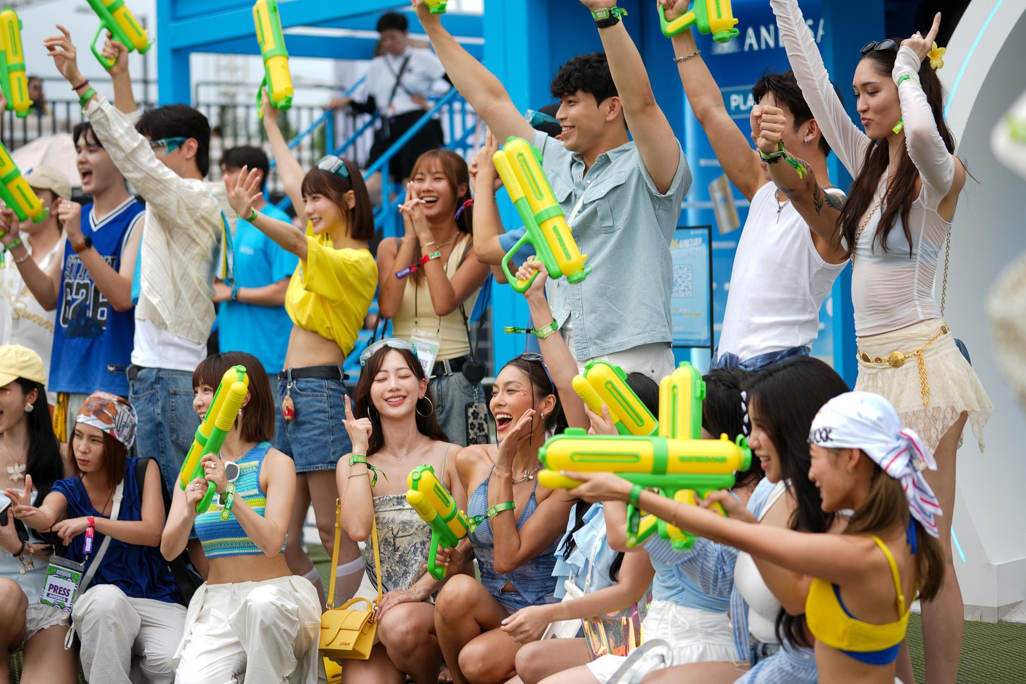 Waterbomb 2025: Dàn KOLs châu Á “kích hoạt" năng lực, biến làn da bất bại dưới nắng nóng và “bom nước”- Ảnh 2. Waterbomb 2025: Dàn KOLs châu Á “kích hoạt" năng lực, biến làn da bất bại dưới nắng nóng và “bom nước”- Ảnh 2.