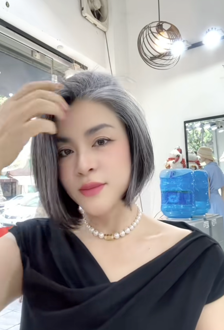 U50 vẫn đầy khí chất với mái tóc bạc tự nhiên: Phụ nữ trẻ hay già không phụ thuộc vào màu tóc- Ảnh 2.