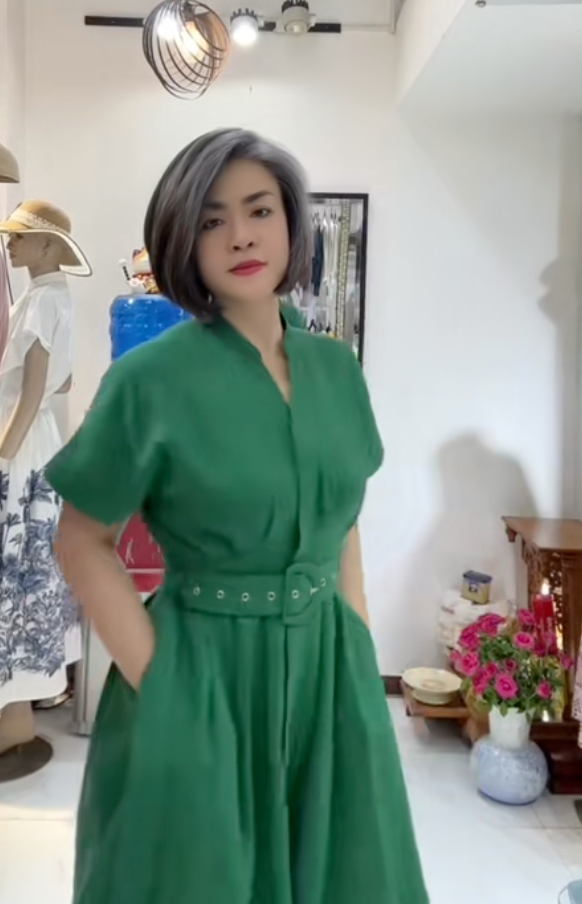 U50 vẫn đầy khí chất với mái tóc bạc tự nhiên: Phụ nữ trẻ hay già không phụ thuộc vào màu tóc- Ảnh 8.