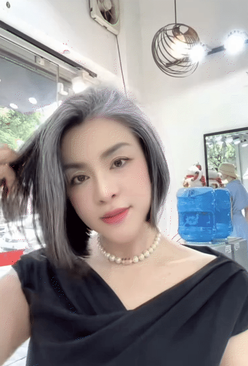 U50 vẫn đầy khí chất với mái tóc bạc tự nhiên: Phụ nữ trẻ hay già không phụ thuộc vào màu tóc- Ảnh 1.