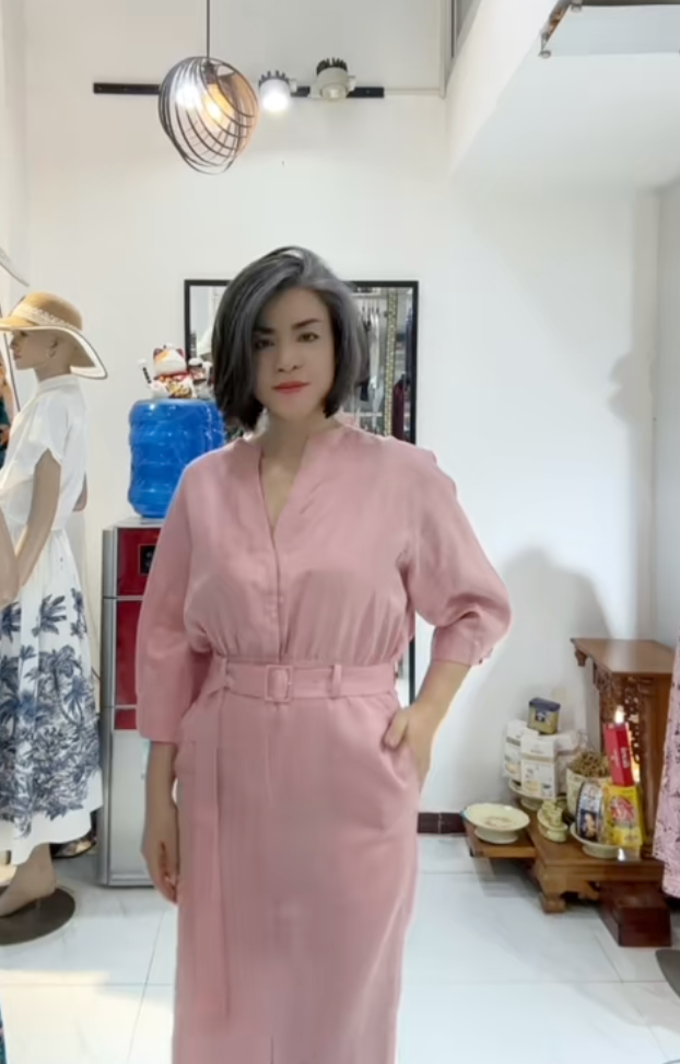 U50 vẫn đầy khí chất với mái tóc bạc tự nhiên: Phụ nữ trẻ hay già không phụ thuộc vào màu tóc- Ảnh 9.