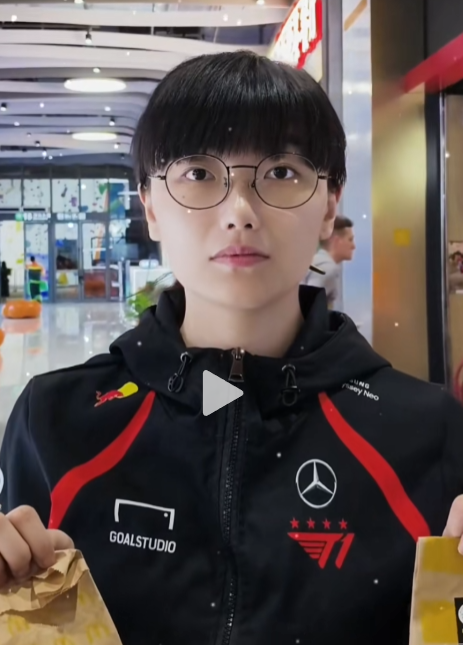 Thay đồ gợi cảm trên livestream, hot girl "Faker phiên bản nữ" nhận kết chẳng như mơ- Ảnh 1.