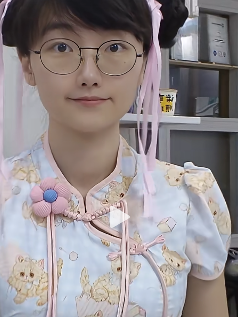 Thay đồ gợi cảm trên livestream, hot girl "Faker phiên bản nữ" nhận kết chẳng như mơ- Ảnh 2.