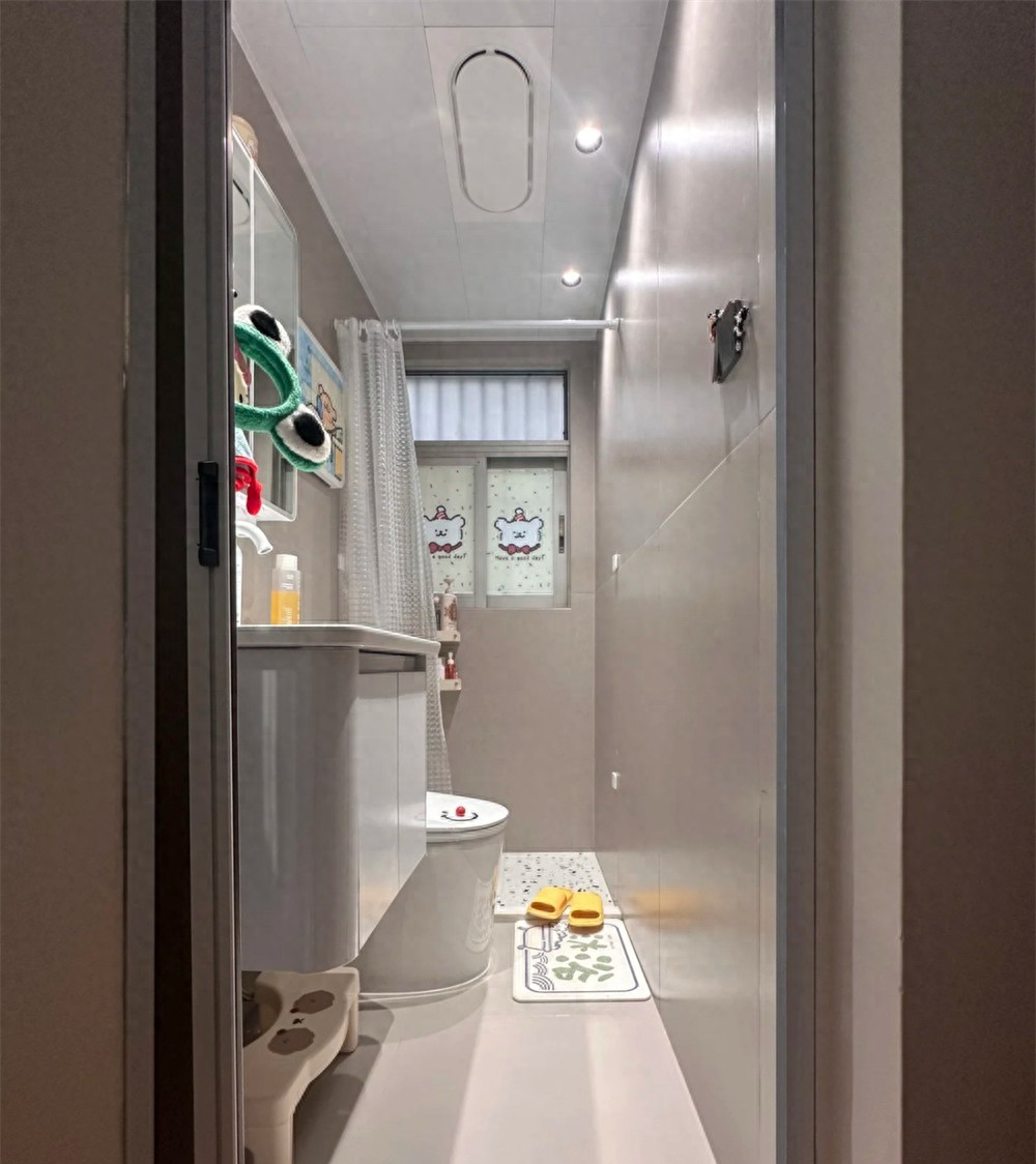 Cô gái trẻ “đảo ngược số phận” trong phòng tắm chỉ 2m²: Gọn, sáng, tiện - ai cũng nên học theo!- Ảnh 1.