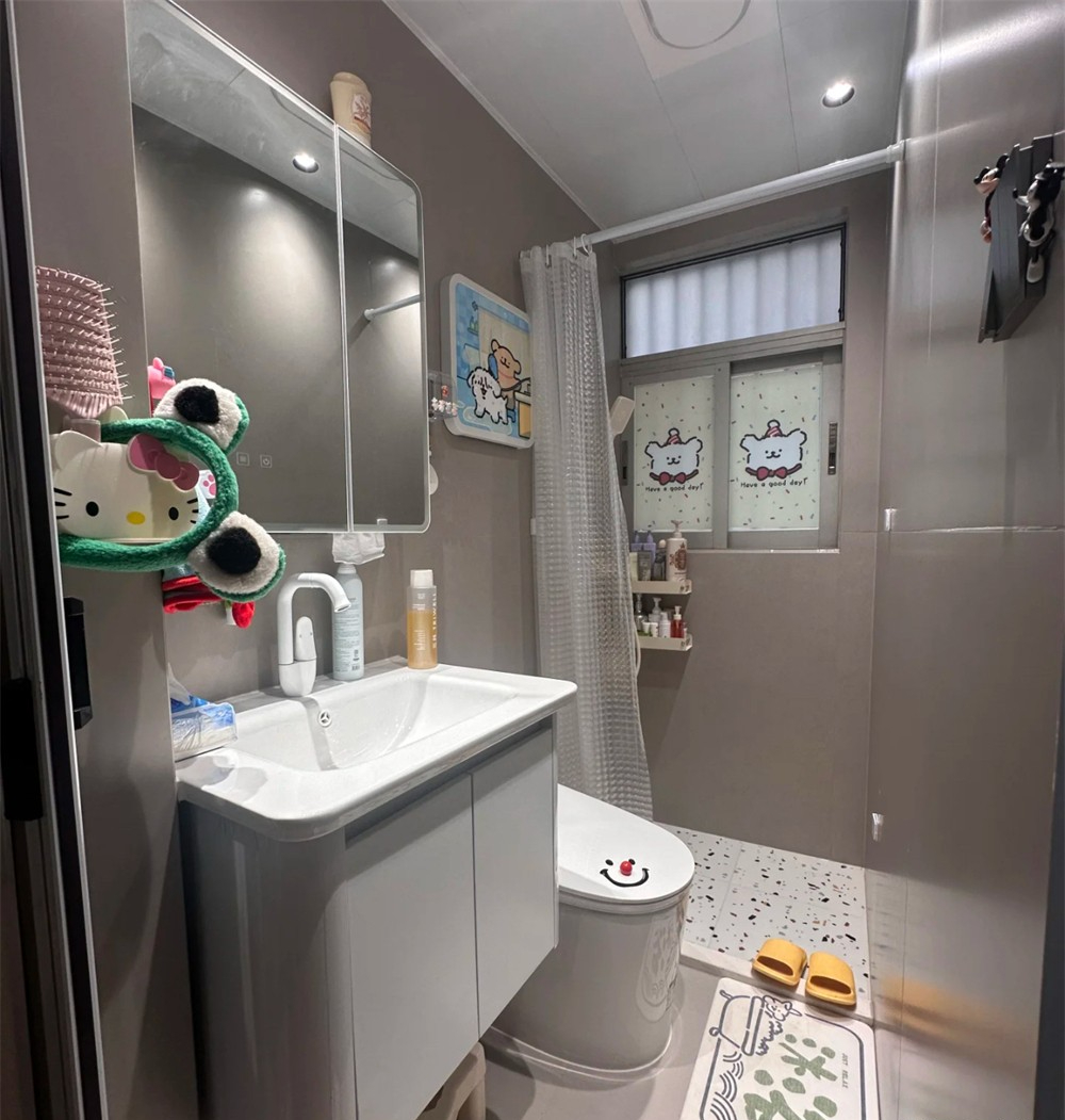 Cô gái trẻ “đảo ngược số phận” trong phòng tắm chỉ 2m²: Gọn, sáng, tiện - ai cũng nên học theo!- Ảnh 2.