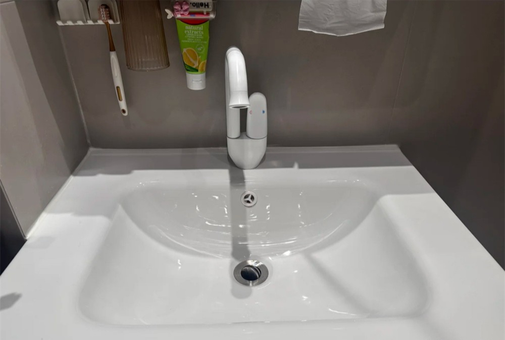 Cô gái trẻ “đảo ngược số phận” trong phòng tắm chỉ 2m²: Gọn, sáng, tiện - ai cũng nên học theo!- Ảnh 3.