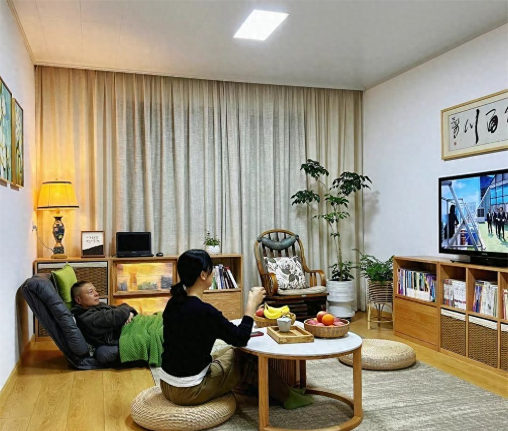 Một cặp vợ chồng quyết bỏ sofa trong phòng khách 30m² vì muốn nhà là nơi thư giãn thật sự- Ảnh 1.