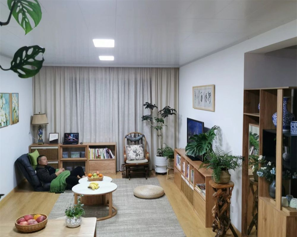 Một cặp vợ chồng quyết bỏ sofa trong phòng khách 30m² vì muốn nhà là nơi thư giãn thật sự- Ảnh 2.