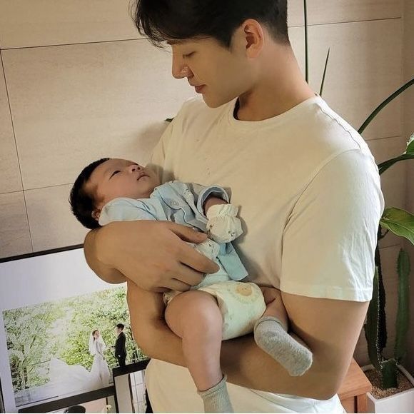 Vì sao em bé dù chưa biết nói nhưng luôn quấy khóc, bất an, khó ngủ khi chưa thấy bố về nhà?- Ảnh 3.