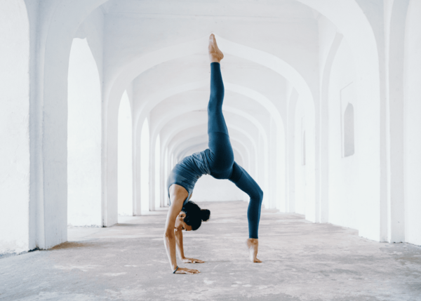 Sau nhiều năm tập yoga, tôi đã hiểu vì sao nhiều quý ông lại thích phụ nữ tập bộ môn này đến vậy- Ảnh 3.