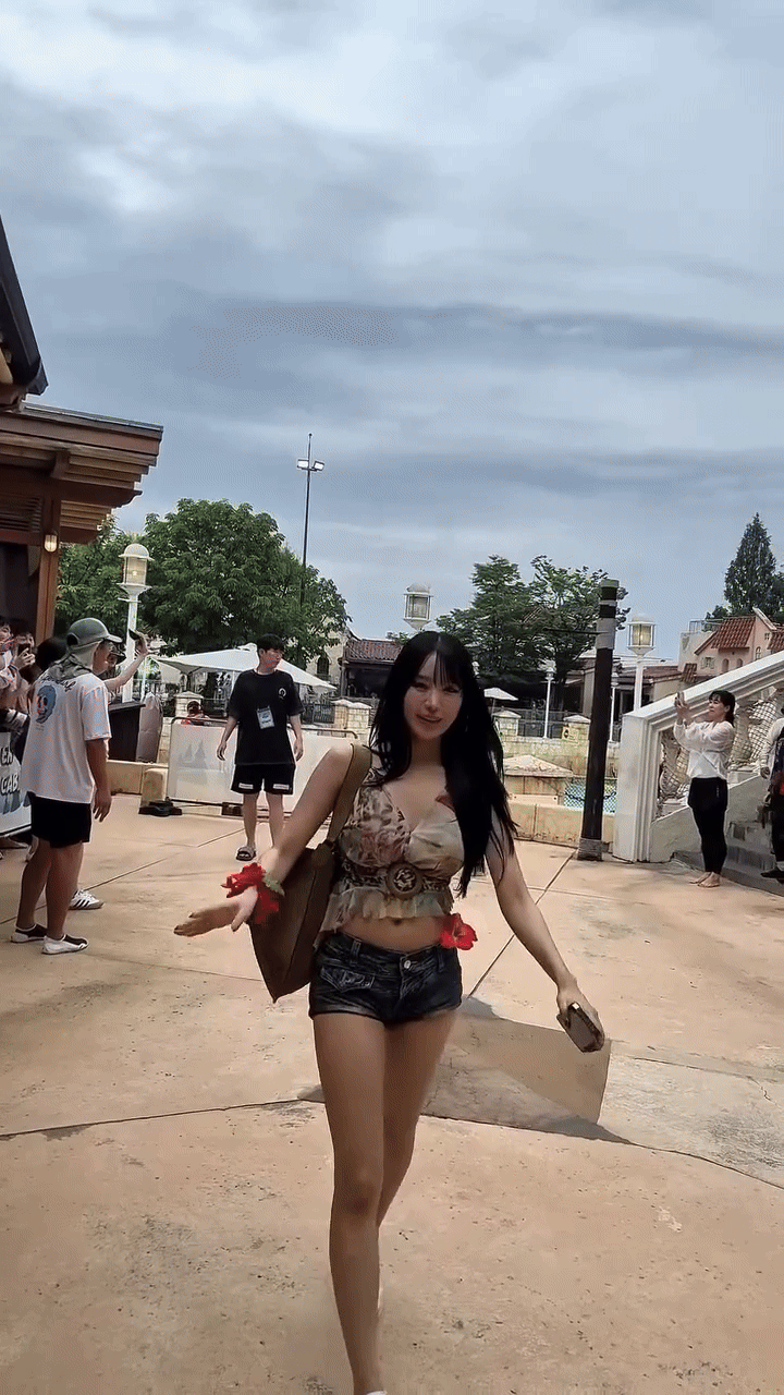 16 triệu lượt xem clip "Lisa thế hệ mới" tranh cầm điện thoại với fanboy, ảnh chung không tin nổi- Ảnh 1.