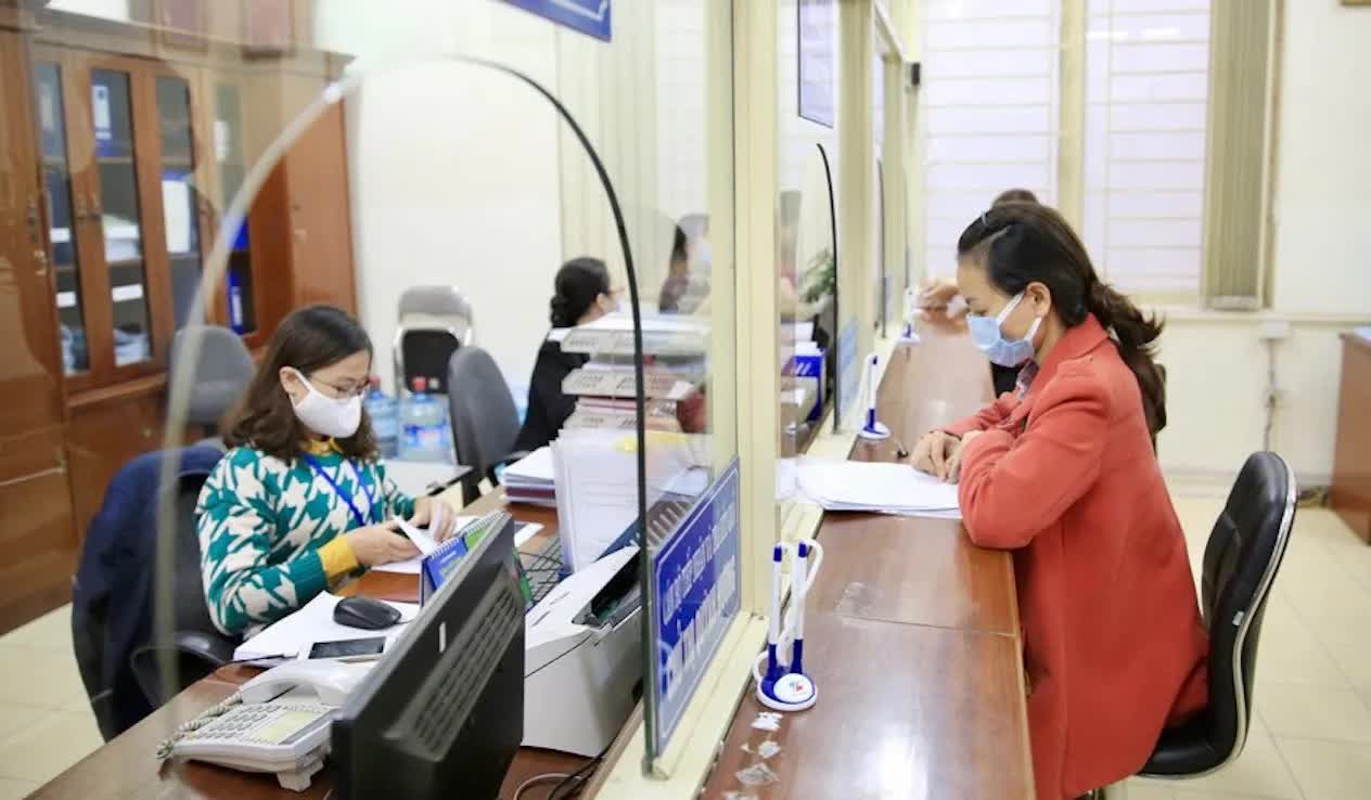 Những điều cần biết về nghỉ hưu trước tuổi từ năm 2025: Ai được hưởng trợ cấp, không bị trừ tỷ lệ lương hưu?- Ảnh 2.