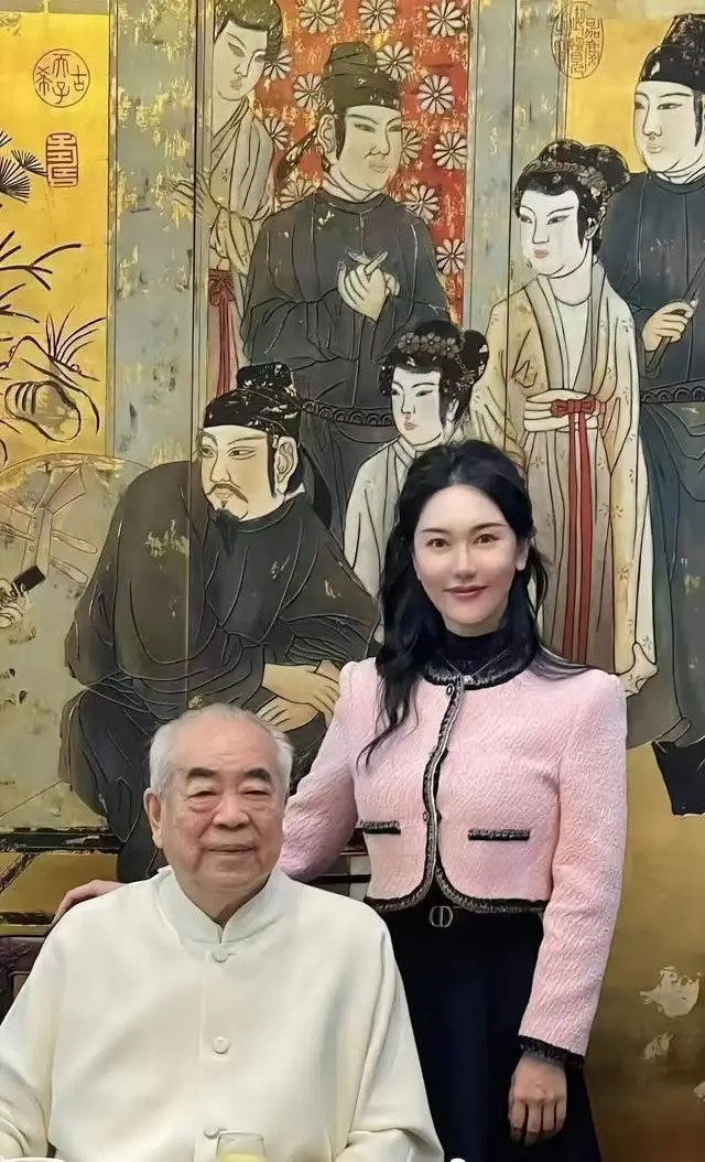 Chấn động dư luận: Vợ thứ tư của danh họa 87 tuổi nghi ngoại tình, lén bán tranh của chồng hơn 7.000 tỷ đồng- Ảnh 2.