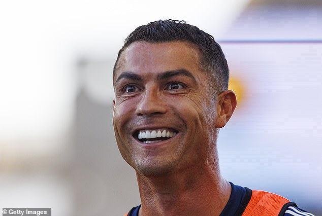 Ronaldo 40 tuổi vẫn đẹp trai cực phẩm, bác sĩ thẩm mỹ khui loạt bí mật "dao kéo" tốn kém bạc tỷ- Ảnh 8.