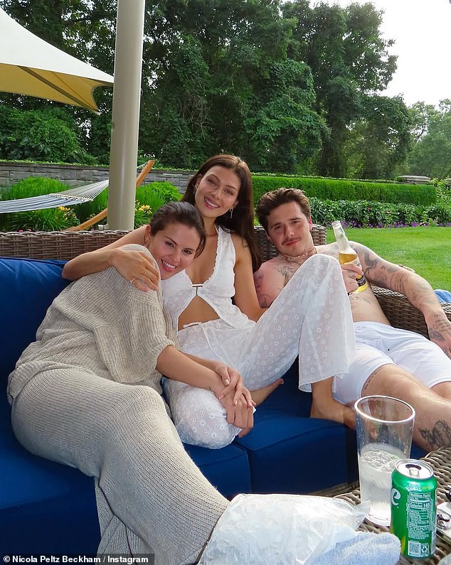 Sự thật về tin đồn "nghỉ chơi" giữa vợ chồng con cả nhà Beckham và Selena Gomez- Ảnh 1.