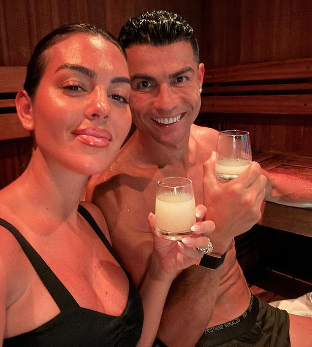 Ronaldo 40 tuổi vẫn đẹp trai cực phẩm, bác sĩ thẩm mỹ khui loạt bí mật "dao kéo" tốn kém bạc tỷ- Ảnh 10.