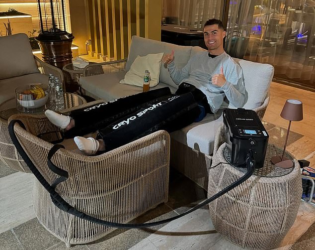 Ronaldo 40 tuổi vẫn đẹp trai cực phẩm, bác sĩ thẩm mỹ khui loạt bí mật "dao kéo" tốn kém bạc tỷ- Ảnh 13.